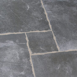 Castle Stones Blauw Grijs Romaans Verband Tegels Bourgondische Dallen met Getrommelde Rand