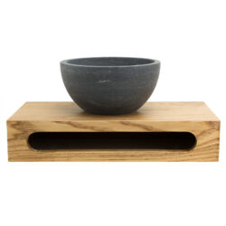 Natuursteen waskom rond op massief houten plankje