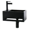 Solid Surface fontein met handdoekrek en mat zwarte kraan en afvoerset links
