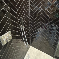 Handvorm tegels visgraat langwerpig glans zwart