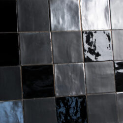 Handvormtegels 13x13 mat zwart glans zwart en platinum mix