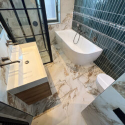 Carrara Gold mat 60x120 cm marmer look tegels wit met gouden ader