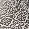 Keramische portugese vloertegels 20x20 zwart met wit en grijs bloemetjes patroon