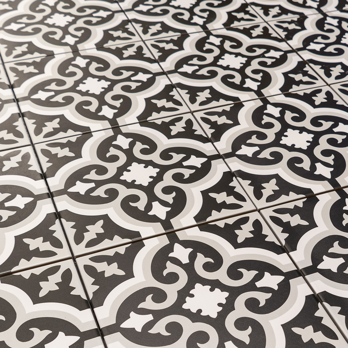 Keramische portugese vloertegels 20x20 zwart met wit en grijs bloemetjes patroon