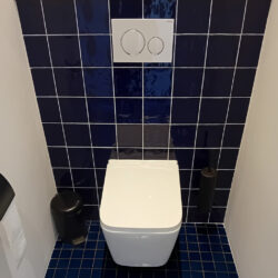 Kobalt blauwe handvorm tegels in de maat 13x13 cm