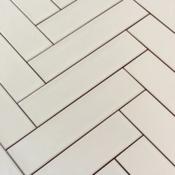 Langwerpige handvorm vissengraat tegels 7,5 x 30 cm mat beige ivoor magnolia
