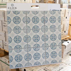 Keramische-Portugese-vloertegels-20x20-grijs-met-blauw-bloemetjes-patroon