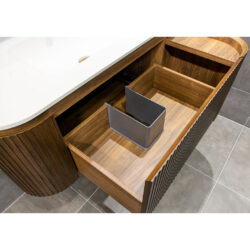 Badkamermeubel afgerond met ribbels en mat witte wastafel