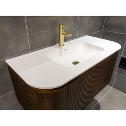 Badkamermeubel afgerond met ribbels en mat witte wastafel