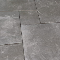Castle Stones Blauw Grijs Romaans Verband Tegels Bourgondische Dallen met Getrommelde Rand